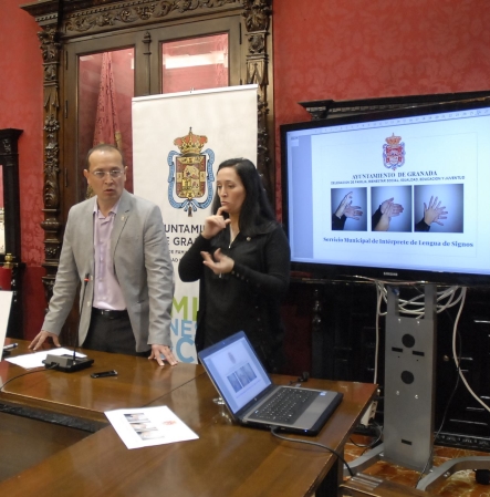 &copy;Ayto.Granada: UNA INT�RPRETE DE SIGNOS ATENDER� A LAS PERSONAS SORDAS EN EL AYUNTAMIENTO DE GRANADA 